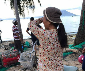 Bức ảnh người đàn bà làng chài đợi con về sau bão và câu chuyện đẫm nước mắt đằng sau