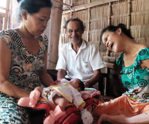 Đằng sau cảnh người mẹ điên ú ớ chăm con gái sơ sinh, vẫn còn một câu chuyện cảm động khác về tình mẫu tử