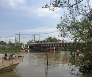 Người phụ nữ bần thần, bỏ dép rồi nhảy cầu Gò Công tự vẫn