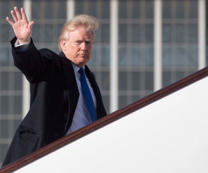 Tổng thống Trump lên Air Force One để đến Đà Nẵng dự APEC