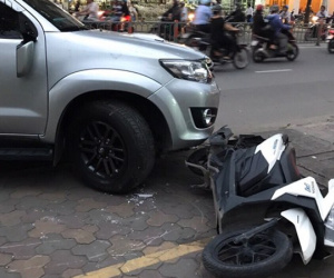 TP.HCM: Sau va chạm giao thông, nhóm thanh niên cầm hung khí đuổi chém ô tô kinh hoàng trên đường phố
