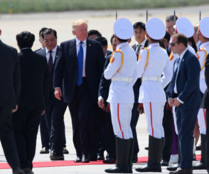 Video: Lễ đón Tổng thống Donald Trump ở sân bay Đà Nẵng