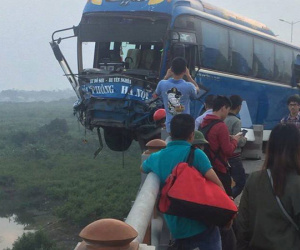 Xe khách suýt lao xuống sông Hồng, hàng chục hành khách phá cửa xe thoát nạn