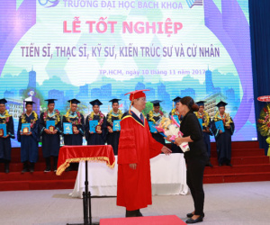 Xúc động hình ảnh mẹ nhận bằng thay con đã qua đời vì ung thư