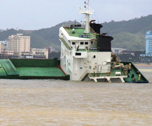 Yêu cầu chủ tàu nhanh chóng trục vớt tàu hàng bị chìm ở vịnh Quy Nhơn