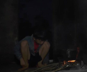 Bé trai 9 tuổi sống 1 mình hơn 700 ngày bên những ngôi mộ rêu phong