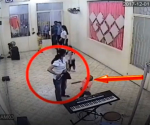 Clip: Đến đón bé trai, người phụ nữ nhanh tay lấy trộm điện thoại ngay trong lớp học
