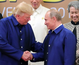 Báo Tây viết về cái bắt tay của ông Trump và ông Putin tại APEC VN