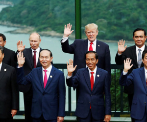Các lãnh đạo APEC không mặc áo truyền thống APEC chụp ảnh