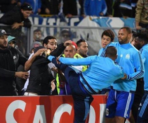 Evra bị cấm thi đấu 8 tháng vì tung cước vào CĐV