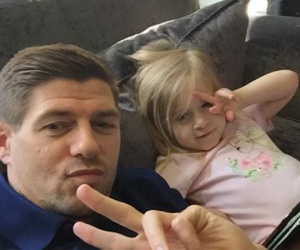 Gerrard bị "ném đá" vì tặng con gái iPad vàng hơn 40 triệu đồng