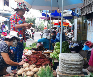 Miền Trung: Mưa lũ kéo dài, giá rau xanh tăng phi mã