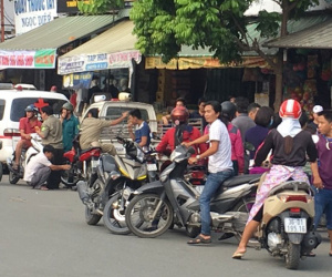 Nhìn qua khe cửa, phát hiện xác người trong phòng trọ