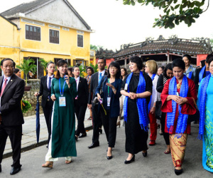 Phu nhân lãnh đạo cấp cao APEC thăm phố cổ Hội An