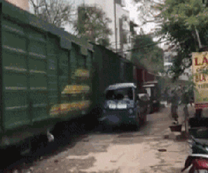 Video: Đỗ sát đường ray tàu hỏa, ô tô tải bị tàu đâm biến thành đống sắt vụn