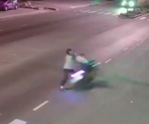 Video: Người đàn ông sang đường bất cẩn gặp thanh niên phóng 'tốc độ bàn thờ' và cái kết đắng cho cả hai