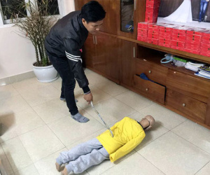 Bố đẻ, mẹ kế bạo hành con dã man sẽ bị phạt tù?