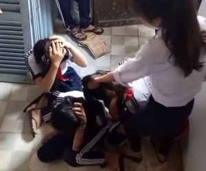 Hai nữ sinh lớp 9 đánh bạn bị buộc thôi học một năm