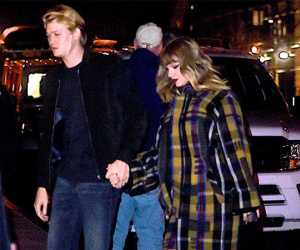 Taylor Swift lần đầu công khai nắm tay bạn trai kém 2 tuổi Joe Alwyn