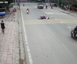 Trích xuất camera truy tìm thanh niên tông cô gái ngã nhào rồi bỏ chạy