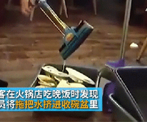 Trung Quốc: Nhân viên nhà hàng lẩu đổ nước lau nhà vào khay thức ăn cho khách