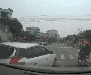 Video: Ô tô phóng tốc độ 'bàn thờ' lộn vài vòng trước khi tiếp đất dù đang đèn đỏ