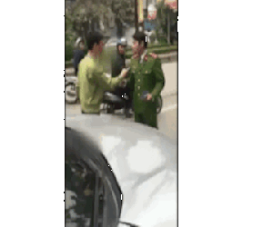 Anh tài xế 'đứng loạng choạng' rút thẻ ra doạ công an sau khi gây tai nạn rồi lên xe cố thủ