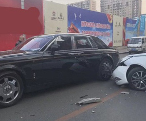 Bị đâm vỡ đầu xe, chủ Rolls-Royce nói với tài xế Hyundai: 'Bán nhà đi'
