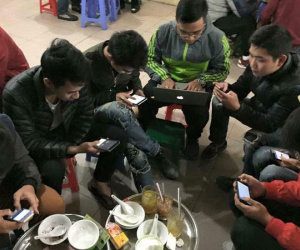 Đập nát điện thoại của bạn vì đi mời cưới mà cả nhóm cứ cắm mặt vào điện thoại