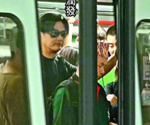 Giàu có nhất nhì Hong Kong, Châu Nhuận Phát vẫn chen chúc tàu điện ngầm, đi mua giày giảm giá