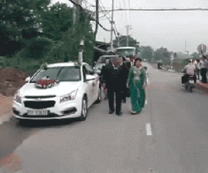 Video: Người phụ nữ đang phấn khởi đi đón dâu thì bị giật mất dây chuyền