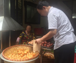 Video: Nhập vai du khách nước ngoài đi mua bánh rán trên phố cổ Hà Nội, tìm hiểu thực hư 'luật bán hàng cho Tây'