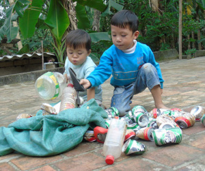 Cha mẹ bỏ rơi từ thuở lọt lòng, hai đứa trẻ ngày ngày đi nhặt phế liệu kiếm sống, gặp ai cũng cho bế và gọi mẹ