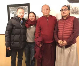 Con gái Vương Phi cạo trọc đầu, công khai gắn bó với Châu Tấn