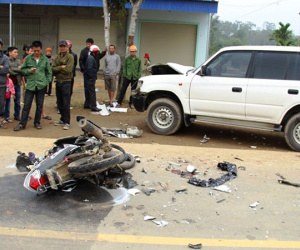 Tông trực diện ôtô biển xanh, 3 thanh niên đi ăn cưới về tử vong