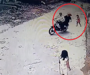Video: Bé gái giằng co với 2 tên cướp khi bị giật điện thoại