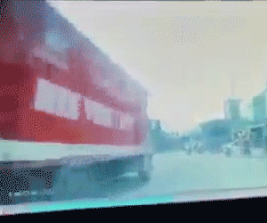 Video: Ninja sang đường bất chấp nguy hiểm khiến nhiều tài xế phanh cháy lốp