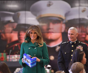 Melania Trump quyên góp đồ chơi cho trẻ em dịp Giáng sinh