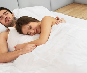 Tư thế ngủ giúp vợ chồng hạnh phúc