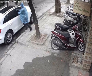 Video phá cửa cửa kính ô tô, trộm túi xách trong chớp mắt giữa phố Hà Nội
