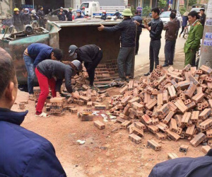 Bắc Giang: Xe công nông lật khiến bà tử vong, cháu bị thương nặng, tài xế bỏ của chạy lấy người