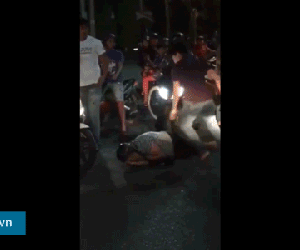 Video: Bị đánh gục vì cầm cọc tiền đòi ném chết người