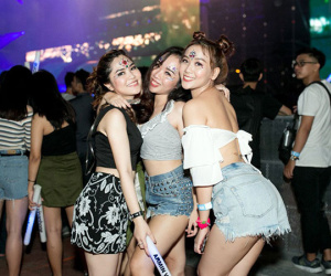 Đi rave show Armin và đây là những cô nàng nóng bỏng nhất!