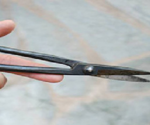 Dùng kéo đâm con dâu ngay tiệc sinh nhật cháu nội