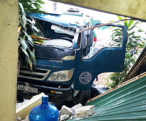 Va chạm xe container, xe chở xăng dầu tông thủng nhà dân