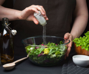Ăn mặn dẫn tới sỏi thận, cao huyết áp, đột quỵ: Những dấu hiệu cảnh báo bạn nên ăn ít muối