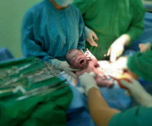 Cần Thơ: Vừa lọt lòng, bé trai sơ sinh thụ tinh trong ống nghiệm đã vẫy tay chào bác sĩ