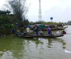 Hàng chục người lùng sục bờ sông tìm bé gái 4 tuổi nghi bị đuối nước