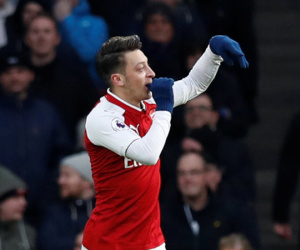 Oezil lập siêu phẩm, Arsenal trở lại tốp 4