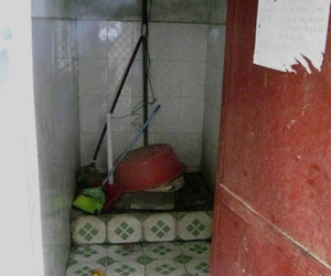 Bán dâm trong phòng tắm vì… nhà quá chật